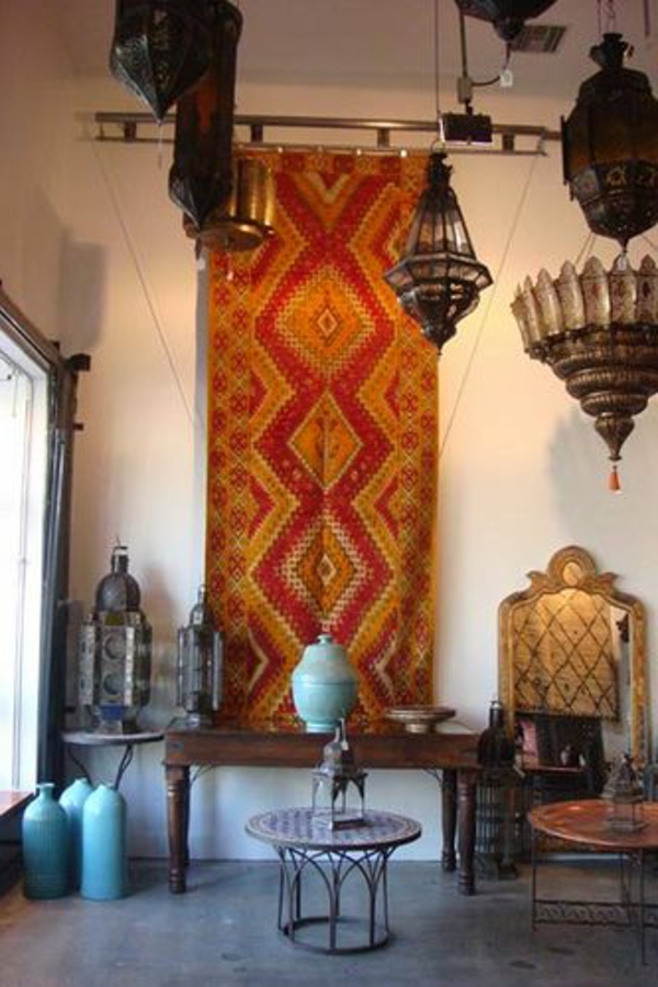 marokkanische-teppiche-an-der-wand-aufgehängt