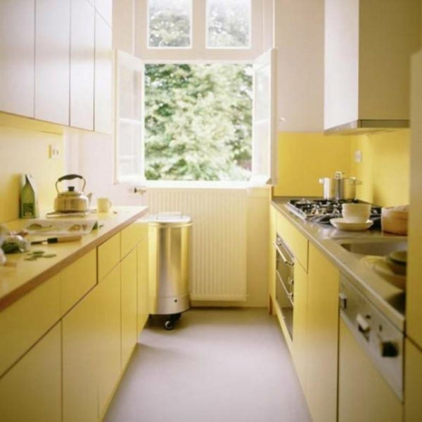 moderne-kleine-gelbe-küche - mit einem fenster