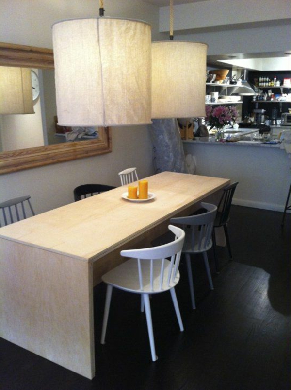moderne-küchenmöbel-hängende-lampen-über-dem-kochinsel