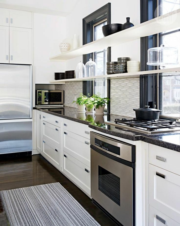 moderne-küchenmöbel-weiße-farbe-und-ein-grauer-teppich