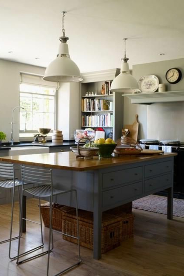 moderne-küchenmöbel-zwei -weiße-lampen-hängen-über-dem-tisch-mit-barhockern