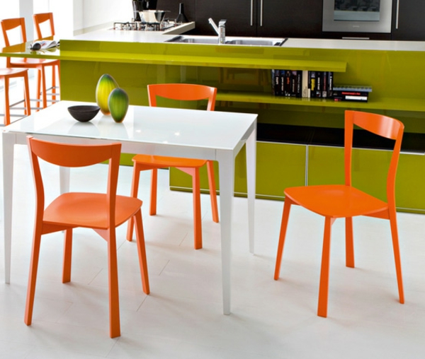 moderne_Küche-Esszimmerstühle-in.Orange-weißer-Tisch-olivgrüne-Möbel