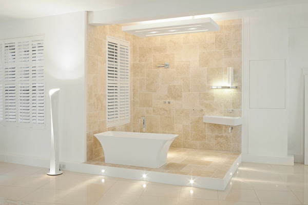 modernes-badezimmer-mit-rollos-für-badfentser-helle-farbschemen