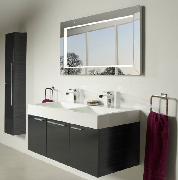 modernes-cooles-beeindruckendes-badezimmer-mit-einem-designer-badspiegel