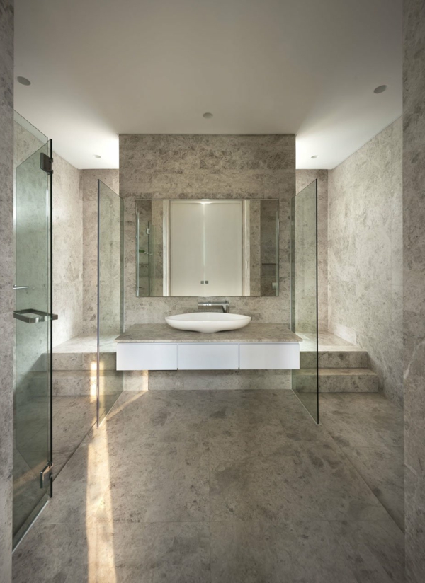 modernes-graues-badezimmer-mit-einem-großen-spiegel