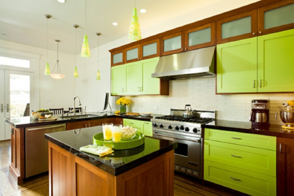 neue-küchenideen-grüne-wände-und-schränke-aus-holz