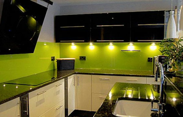 neue-küchenideen-schöne-beleuchtung-und-grüne-wände