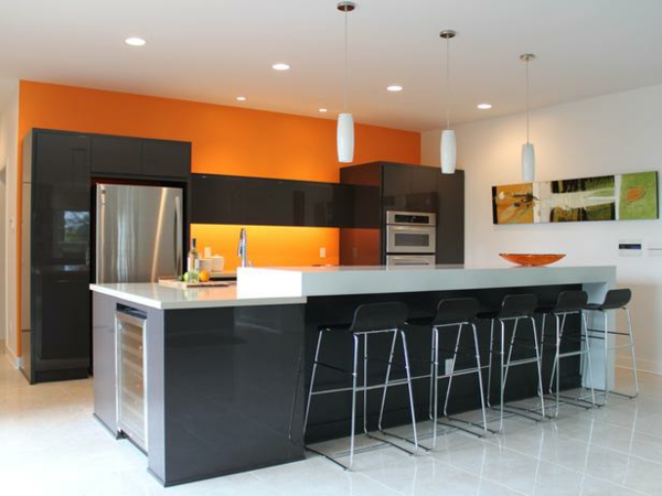 orange-küchen-wandfarbe-barhocker-und-deckenleuchten