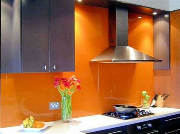 orange-küchen-wandfarbe-dunkle-schränke