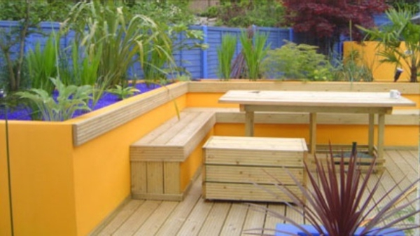 orange-terrasse-mit-hölzernen-möbeln- super cool und schön aussehen