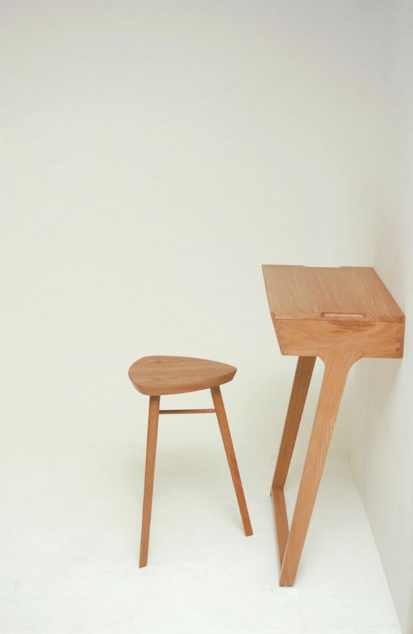 originelles-Design-raumsparender-Schreibtisch-aus-Holz-und-kleiner-Hocker