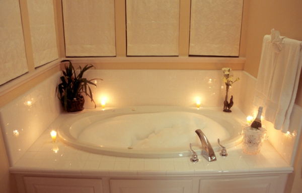 romantische-Atmosphäre-Whirlpool-Luxus-Design-für-das-Badezimmer