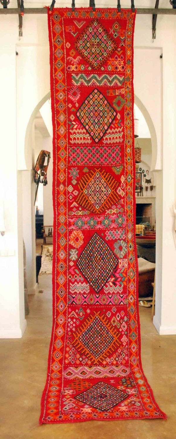 rote-hängende-marokkanische-teppiche