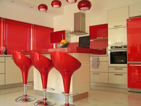 rote-küchen-wandfarbe-drei-coole-rote-barstühle