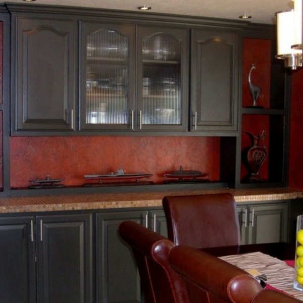 rote-küchen-wandfarbe-dunkle-schränke