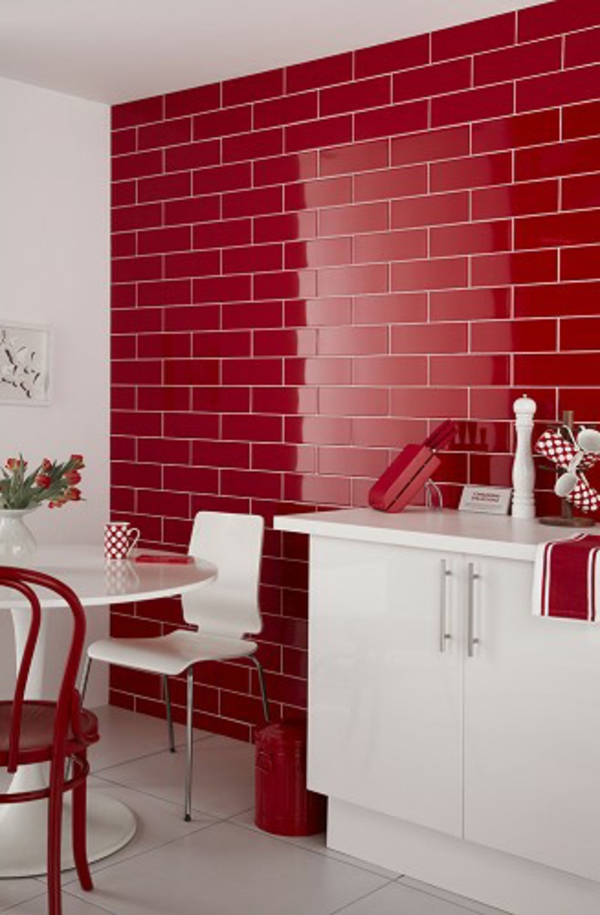 rote-küchen-wandfarbe-schrank-in-weiß