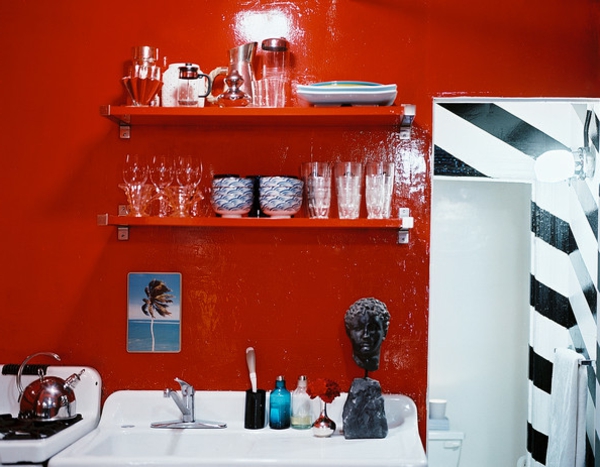 rote-küchen-wandfarbe-weiße-elemente