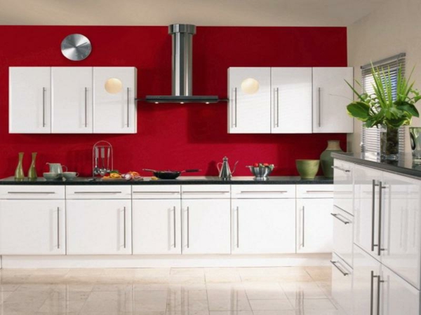 rote-küchen-wandfarbe-weiße-schränke