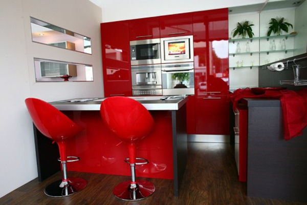 rote-küchen-wandfarbe-zwei-schicke-barhocker