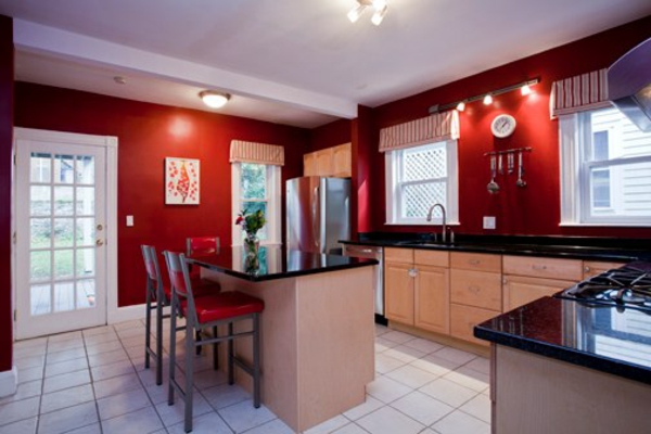 rote wände in einer modernen großen küche