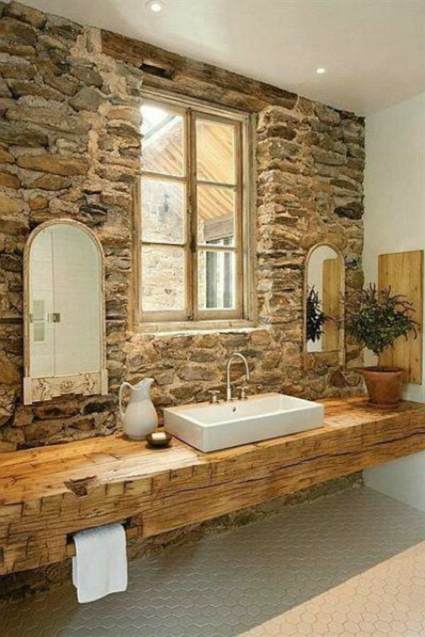 rustikales-schönes-badezimmer-mit-einem-designer-badspiegel