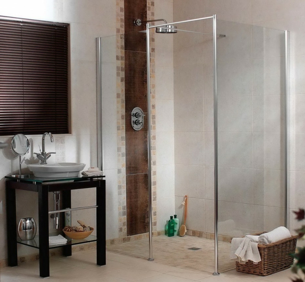 schickes-design-vom-badezimmer-mit-rollos-für-badfentser