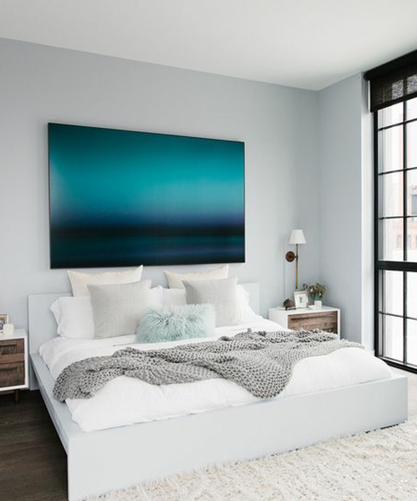 schlafzimmer-modern-gestalten-blaues-cooles-bild-an-der-weißen-wand