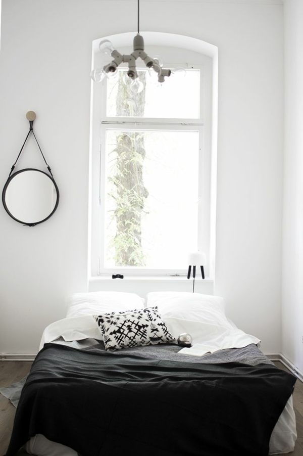 schlafzimmer-modern-gestalten-ein-fenster-über-das-bett