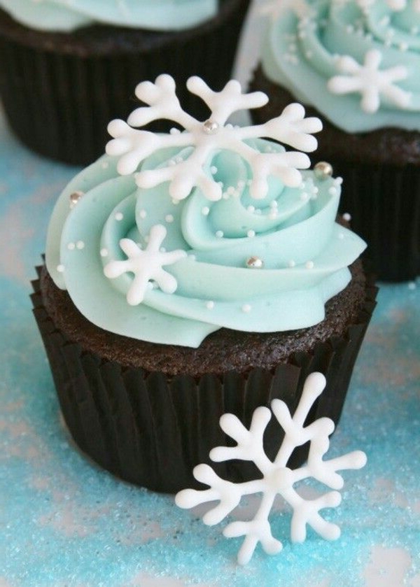 --schmackhafte-Cupcakes-für-Weihnachten-backen-Schneeflocken