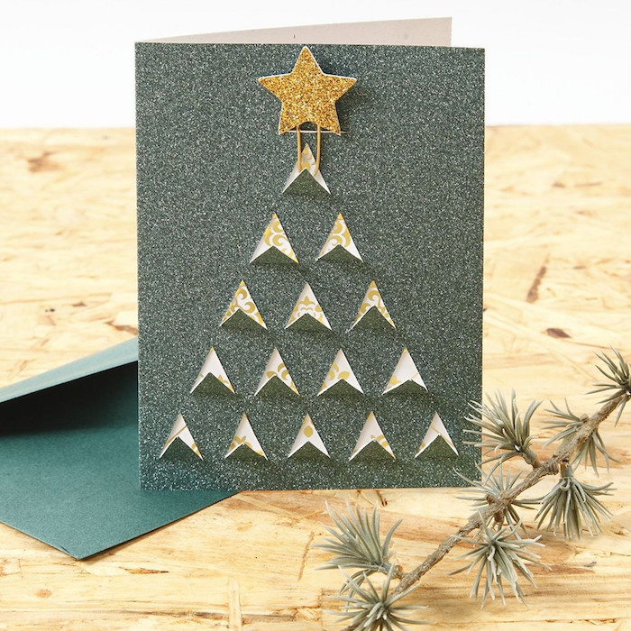 Weihnachtskarte basteln, aus Glitzerpapier, kleine Dreiecke ausschneiden in Form von Weihnachtsbaum 