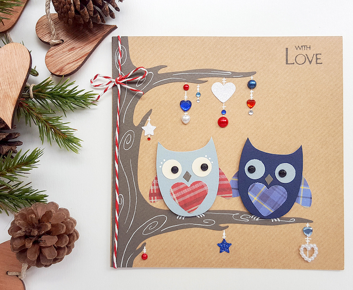 Weihnachtskarten basteln, zwei verliebte Eulen auf Baumzweig, mit kleinen Perlen verziert 