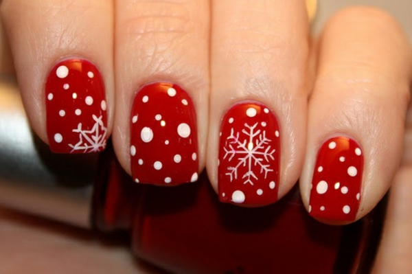 schön-dekorierte-Nägel-für- Weihnachten-mit-glänzenden-Sternchen