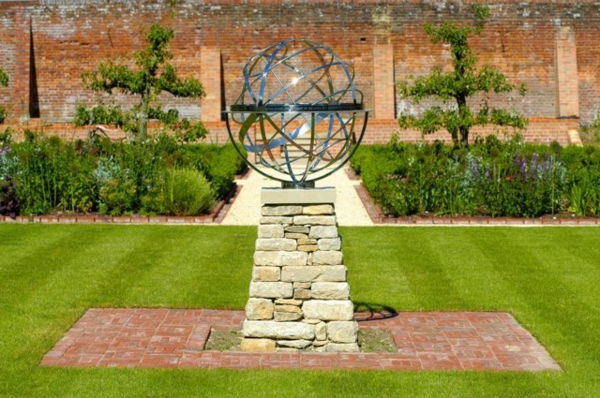 schöne-Gartendeko-Idee-Rasenfläche-Skulptur-Metall-Edelstahl - super aussehen