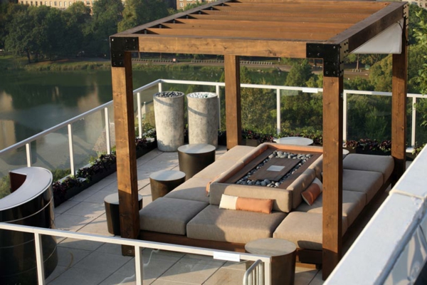 --schöne-Terrasse-mit-modernen-Möbeln-einrichten