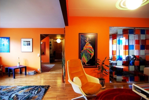 schöne-orange-farbgestaltung-im-wohnzimmer
