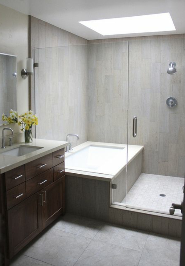 schönes-Badezimmer-mit-toller-Einrichtung-Badewanne-und-Dusche