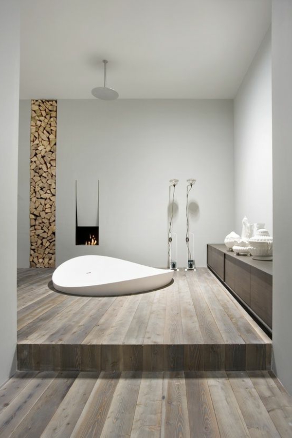 schönes-Badezimmer-mit-toller-Einrichtung-Holzboden
