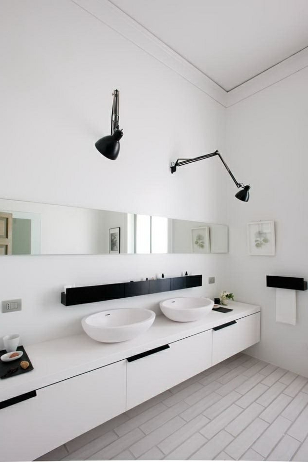 schönes-Badezimmer-mit-toller-Einrichtung-in-Schwarz-und-Weiß