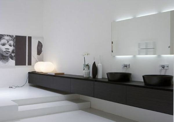 super-großes-badezimmer-mit-einem-designer-badspiegel