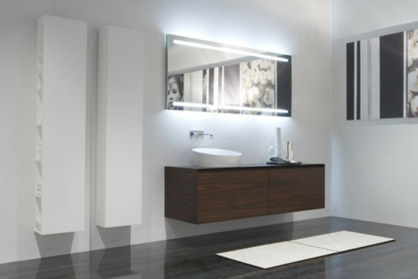 super-großes-weißes-badezimmer-mit-einem-designer-badspiegel