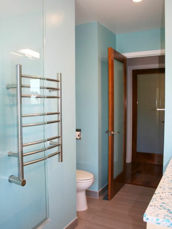 super-moderner-Handtuchhalter-für-das-Badezimmer-mit-hellblauen-Wänden