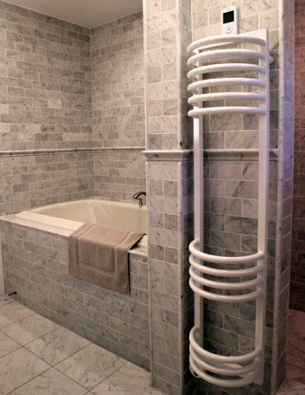 super-modernes-Badezimmer-mit-Badewanne-und-Heizkörper-und-Handtuchhalter-