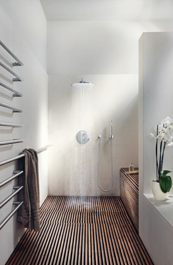 super-modernes-Badezimmer-mit-Heizkörper-und-Handtuchhalter--
