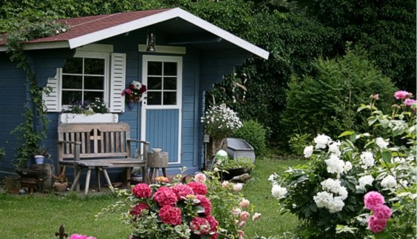 super-schönes--Gartenhaus-aus-Holz-in-Blau