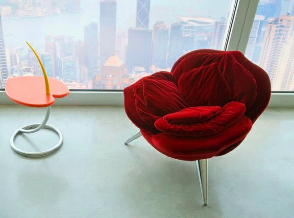 -super-tolles-Design-für-einen-Sessel--in-Rot-wie-eine-Rose
