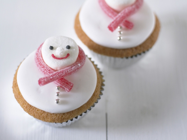 süßes-Design-schmackhafte-Cupcakes-für-Weihnachten-backen