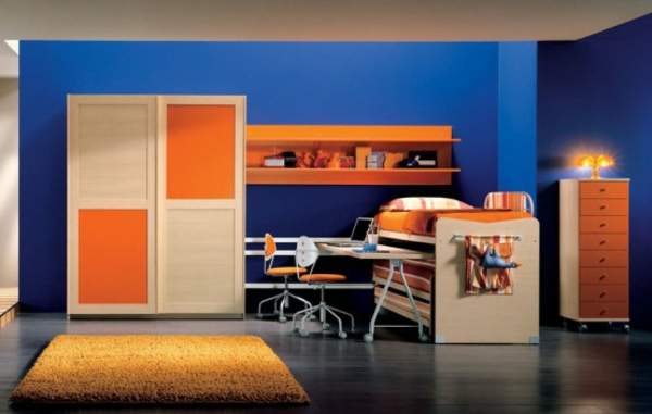 tapeten-farben-ideen-blaue-wand-und-orange-möbel