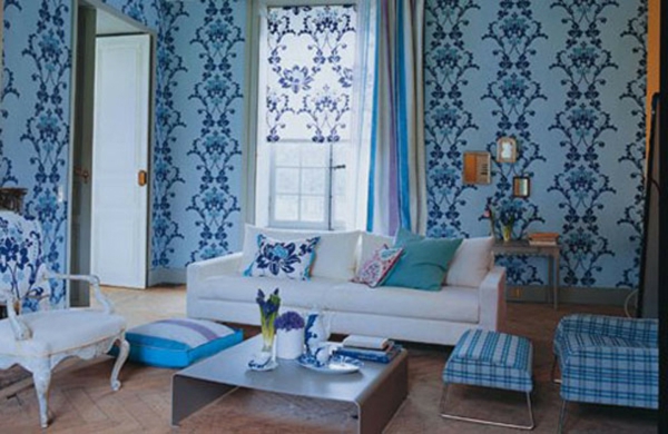 tapeten-farben-ideen-blaue-wand-und-weißes-sofa
