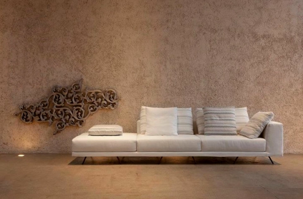 tapeten-farben-ideen-braune-wand-und-sofa-in-weiß