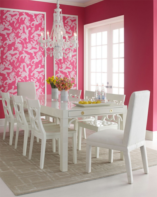 tapeten-farben-ideen-esszimmer-mit-weißen-möbeln-und-rosigen-wänden